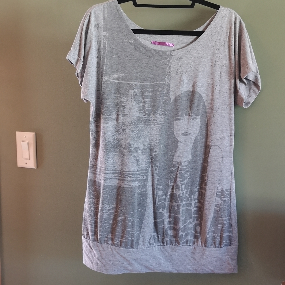 Tunic Length Banded Short Sleeve Graphic T-shirt M Smart Set